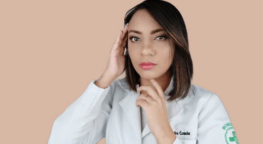 Foto da Doutora Denise Carneiro - Biomédica estéta acupunturista